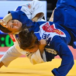 Inbar Lanir (blanco) de Israel y Anna-Maria Wagner (azul) de Alemania compiten en los -78 kg femeninos durante el Campeonato Europeo de Judo 2023 en el Sud de France Arena en Montpellier, sur de Francia. | Foto:SYLVAIN TOMÁS / AFP