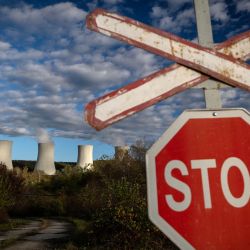 Se ve una señal de alto cerca de las torres de enfriamiento de la tercera y cuarta unidad de la central nuclear de Mochovce, ubicada entre las ciudades de Nitra y Levice, en el sitio de la antigua aldea de Mochovce, en el oeste de Eslovaquia. | Foto:TOMAS BENEDIKOVIC / AFP