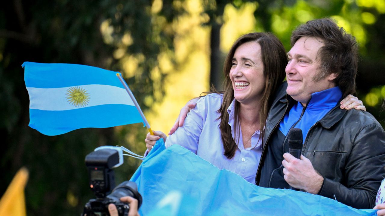 El congresista argentino y candidato presidencial por La Libertad Avanza Javier Milei se dirige a sus partidarios acompañado por la candidata a la vicepresidencia Victoria Villarruel durante un mitin de campaña, en La Matanza, provincia de Buenos Aires. | Foto:LUIS ROBAYO / AFP