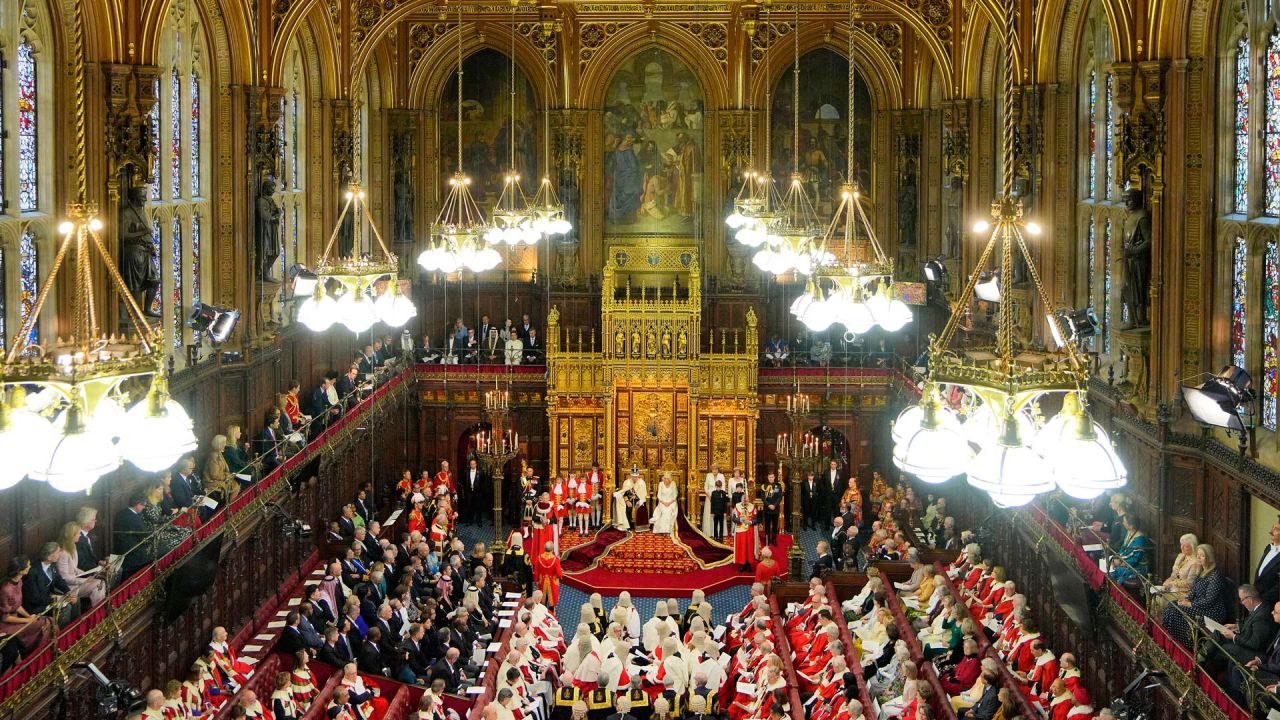 El rey Carlos III de Gran Bretaña, con la corona estatal imperial y la túnica de Estado, y la reina Camilla de Gran Bretaña, con la diadema estatal de Jorge IV, se sientan en el Trono del Soberano en la cámara de la Cámara de los Lores, durante la apertura estatal del Parlamento, en las Casas del Parlamento, en Londres. | Foto:Kirsty Wigglesworth/POOL/AFP
