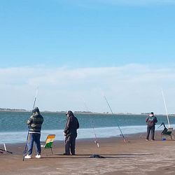 No son muchas las chances de pescar de orilla a pie seco, algo que se puede practicar en este ámbito que acceden por ruta 5. 