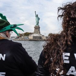 Activistas de Jewish Voice for Peace regresan al ferry después de ocupar el pedestal de la Estatua de la Libertad en la ciudad de Nueva York. El grupo ha estado ocupando lugares de alto perfil en la ciudad de Nueva York pidiendo un alto el fuego en Gaza. | Foto:STEPHANIE KEITH / GETTY IMAGES NORTEAMÉRICA / Getty Images vía AFP