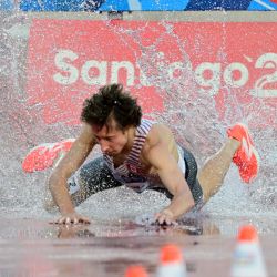 El canadiense Jean-Simon Desgagnes se cae mientras compite en la final masculina de 3000 m con obstáculos de los Juegos Panamericanos Santiago 2023 en el Estadio Nacional de Santiago. | Foto:MARTIN BERNETTI / AFP