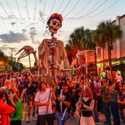 Los juerguistas participan en la 14.ª celebración anual del Día de los Muertos de Florida en Fort Lauderdale, Florida. | Foto:Giorgio Viera / AFP