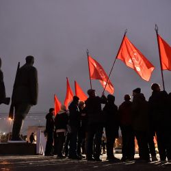 Simpatizantes del Partido Comunista Ruso sostienen banderas durante una manifestación para conmemorar el 106.º aniversario de la Revolución Bolchevique de 1917, en la ciudad siberiana de Novosibirsk. | Foto:VLADIMIR NIKOLAYEV / AFP