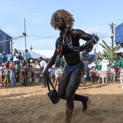 Un joven baila en la plaza Abissa frente al rey de Grand-Bassam durante la celebración de Abissa 2023, un festival cultural anual donde el pueblo N'Zima se reúne en torno a su líder para hacer balance del año pasado y planificar el futuro. | Foto:SIA KAMBOU / AFP