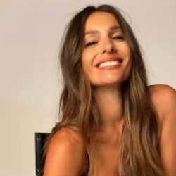 Pampita luce el vestido negro en clave mini para un look de día