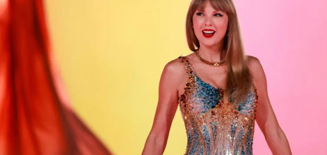 Taylor Swift nos inspira con el look sparkling para las fiestas