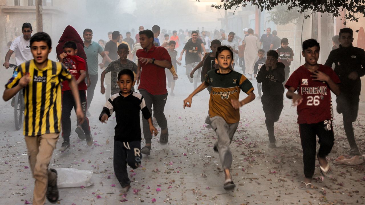 Niños palestinos corren mientras huyen del bombardeo israelí en Rafah, en el sur de la Franja de Gaza, en medio de continuas batallas entre Israel y el grupo militante palestino Hamás. | Foto:MOHAMMED ABED / AFP