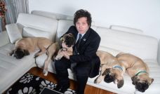 Javier Milei con sus perros, clones de Conan