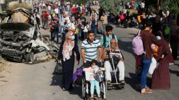 Ciudadanos huyen de la Franja de Gaza