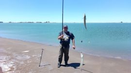 No son muchas las chances de pescar de orilla a pie seco, algo que se puede practicar en este ámbito que acceden por ruta 5.