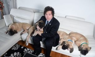 Javier Milei con sus perros, clones de Conan