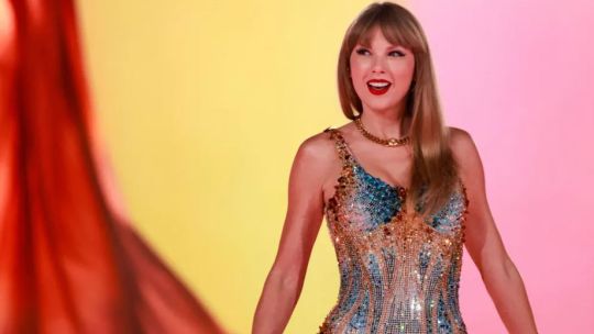 Taylor Swift nos inspira con el look sparkling para las fiestas