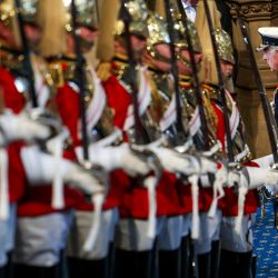 El rey Carlos III de Gran Bretaña y la reina Camilla de Gran Bretaña salen del Porche Norman después de la apertura estatal del Parlamento, en las Casas del Parlamento, en Londres. | Foto:TOBY MELVILLE / POOL / AFP