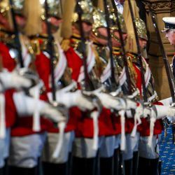 El rey Carlos III de Gran Bretaña y la reina Camilla de Gran Bretaña salen del Porche Norman después de la apertura estatal del Parlamento, en las Casas del Parlamento, en Londres. | Foto:TOBY MELVILLE / POOL / AFP