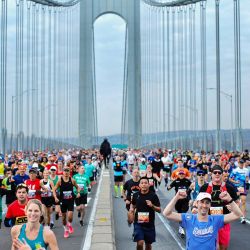 Los corredores cruzan el puente Verrazano antes de competir en la 52.ª edición del maratón de la ciudad de Nueva York. | Foto:KENA BETANCUR / AFP