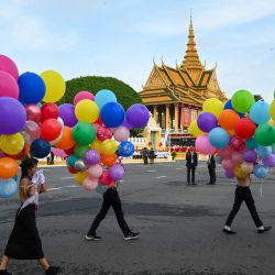 Los estudiantes llevan globos durante las celebraciones del Día de la Independencia frente al Palacio Real en Phnom Penh, mientras Camboya celebra el 70.º aniversario de su independencia de Francia. | Foto:TANG CHHIN SOTHY / AFP