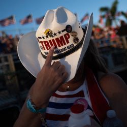 Un partidario llega para escuchar al ex presidente de Estados Unidos y aspirante a la presidencia republicana de 2024, Donald Trump, hablar en un mitin en el estadio Ted Hendricks en el parque Henry Milander en Hialeah, Florida. | Foto:RICARDO ARDUENGO / AFP