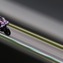 El piloto español de Prima Pramac, Jorge Martín, conduce su moto durante la primera sesión de entrenamientos libres del Gran Premio de Malasia de MotoGP en el Circuito Internacional de Sepang en Sepang. | Foto:MOHD RASFAN / AFP