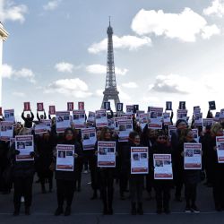 La gente participa en una manifestación en París para pedir la liberación de las 240 personas rehenes de Hamás en Gaza. | Foto:VAN DER HASSELT / AFP