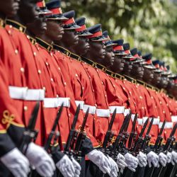 Los miembros de la Guardia de Honor Presidencial de Kenia se forman mientras dan la bienvenida al presidente de Kenia, William Ruto, antes de pronunciar el discurso sobre el estado de la nación en los edificios del Parlamento de Kenia en Nairobi. | Foto:LUIS TATO/AFP