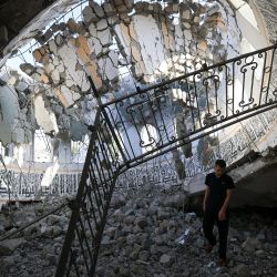 Los palestinos inspeccionan los escombros de la mezquita Khaled Ibn Al-Walid, después de que fuera alcanzada por un bombardeo israelí, en Khan Yunis, en medio de las batallas en curso entre Israel y el movimiento palestino Hamas. | Foto:MAHMUD HAMS / AFP