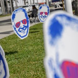 Se muestran recortes del meme de Internet "Dark Brandon" frente al Centro Adrienne Arsht para las Artes Escénicas, sede del tercer debate de las primarias presidenciales republicanas en Miami, Florida. | Foto:MANDEL NGAN / AFP