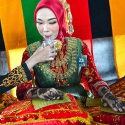 Una modelo recibe obras de arte con henna, que tradicionalmente usan las novias en las bodas de la región, como parte de un concurso durante la Semana Cultural de Aceh en Banda Aceh, Indonesia. | Foto:CHAIDEER MAHYUDDIN / AFP