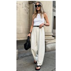 Looks con pantalones anchos y sandalias planas: la tendencia del verano