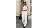 Looks con pantalones anchos y sandalias planas: la tendencia del verano europeo