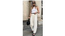 Looks con pantalones anchos y sandalias planas: la tendencia del verano europeo