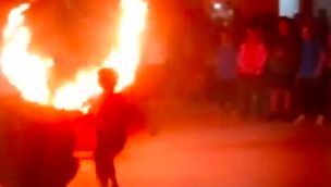 Un nene se quemó al saltar por un aro de fuego en un acto escolar: citan a un profesor para encontrar una explicación