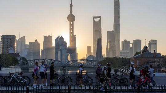 Imagen de un paisaje de la ciudad de Shanghai al amanecer.