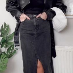 Maxifalda de jean en color negro: la prenda comodín del armario para la primavera – verano