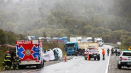 Villa La Angostura: murieron seis turistas por un choque entre un camión y una combi 