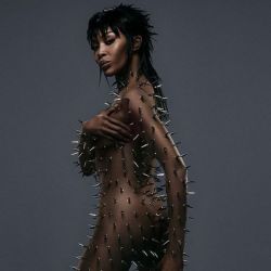 Desnuda y cubierta de púas, el increíble look de Naomi Campbell para la nueva colección de Alexander Wang