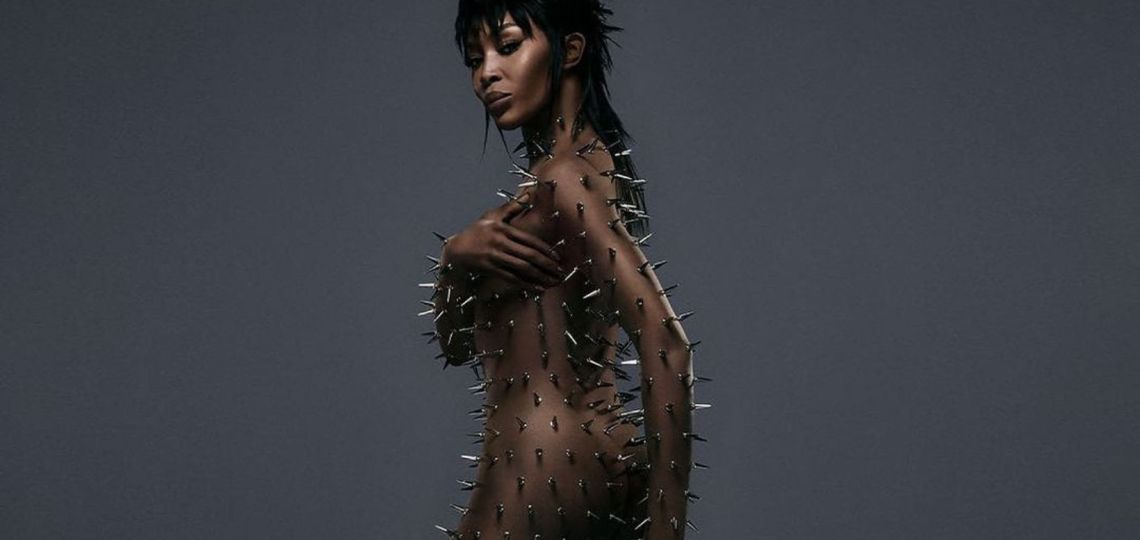 Desnuda y cubierta de púas, el increíble look de Naomi Campbell para la nueva colección de Alexander Wang