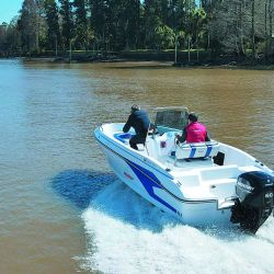 Buen espacio interior para desplazarse en toda la eslora, navegación con poca potencia y buena ergonomía a bordo con espacios especiales para la pesca.