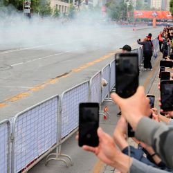 El ex piloto de Fórmula 1, el austriaco Patrick Friesacher, conduce el Oracle Red Bull Racing RB7 durante el Red Bull Showrun en Santiago. | Foto:JAVIER TORRES / AFP