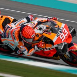 El piloto español del Repsol Honda, Marc Márquez, toma una curva durante la primera sesión de entrenamientos libres del Gran Premio de Malasia de MotoGP en el Circuito Internacional de Sepang en Sepang. | Foto:MOHD RASFAN / AFP