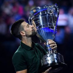 El serbio Novak Djokovic besa el trofeo número uno de fin de año 2023 del torneo de tenis ATP durante una ceremonia en Turín. Novak Djokovic terminó el año como número uno del mundo por octava vez, un récord, tras vencer a Holger Rune en su partido inaugural de las Finales ATP. | Foto:Tiziana Fabi / AFP