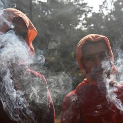 Los devotos fuman durante las celebraciones del festival hindú de Tihar en Katmandú. | Foto:PRAKASH MATHEMA / AFP