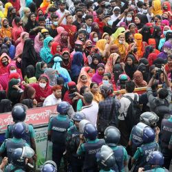 Los trabajadores de la confección bloquean una intersección clave mientras protestan en Dhaka, Bangladesh, exigiendo casi triplicar el salario mínimo a 23.000 taka (208 dólares). | Foto:Abdul Goni / AFP