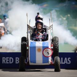 Competidores participan en la Competidores participan en la "Carrera de Autos Locos" sobre la bajada de Carlos Pellegrini y Avenida del Libertador, en la ciudad de Buenos Aires. | Foto:Xinhua/Martín Zabala