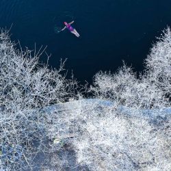 Esta foto muestra a una entusiasta de la natación invernal desafiando las frías temperaturas mientras nada en el parque Beiling en Shenyang, en la provincia de Liaoning, al noreste de China. | Foto:AFP