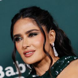 La actriz mexicano-estadounidense Salma Hayek Pinault llega a la Gala Baby2Baby 2023 en Los Ángeles, California. | Foto:Michael Tran / AFP