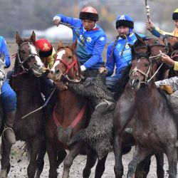 Los jinetes compiten en el deporte tradicional de Asia Central de Kok-Boru (lobo gris) o Buzkashi (agarrador de cabras) en Bishkek. Los jugadores montados compiten por puntos arrojando una piel de oveja rellena a un pozo. | Foto:VYACHESLAV OSELEDKO / AFP