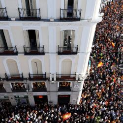 Los manifestantes sostienen pancartas y banderas de España durante una protesta convocada por la oposición de derecha contra un proyecto de ley de amnistía para las personas involucradas en el fallido intento de independencia de Cataluña de 2017, en la plaza Puerta del Sol de Madrid. | Foto:OSCAR DEL POZO / AFP