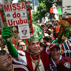 Los seguidores del Fluminense celebran la obtención del título de la Copa Libertadores mientras el equipo desfila por el centro de la ciudad de Río de Janeiro, Brasil. | Foto:MAURO PIMENTEL / AFP